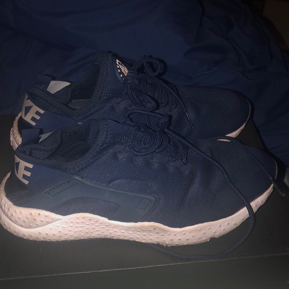Navy blue Nike Huarache Run